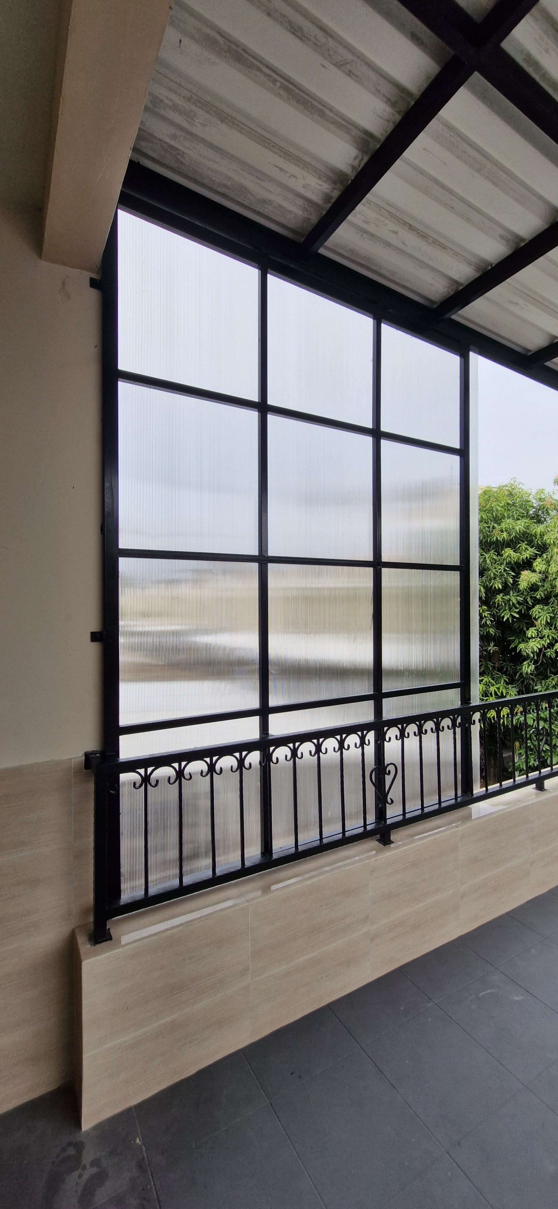 Railing balkon panjang dengan rangka besi hitam