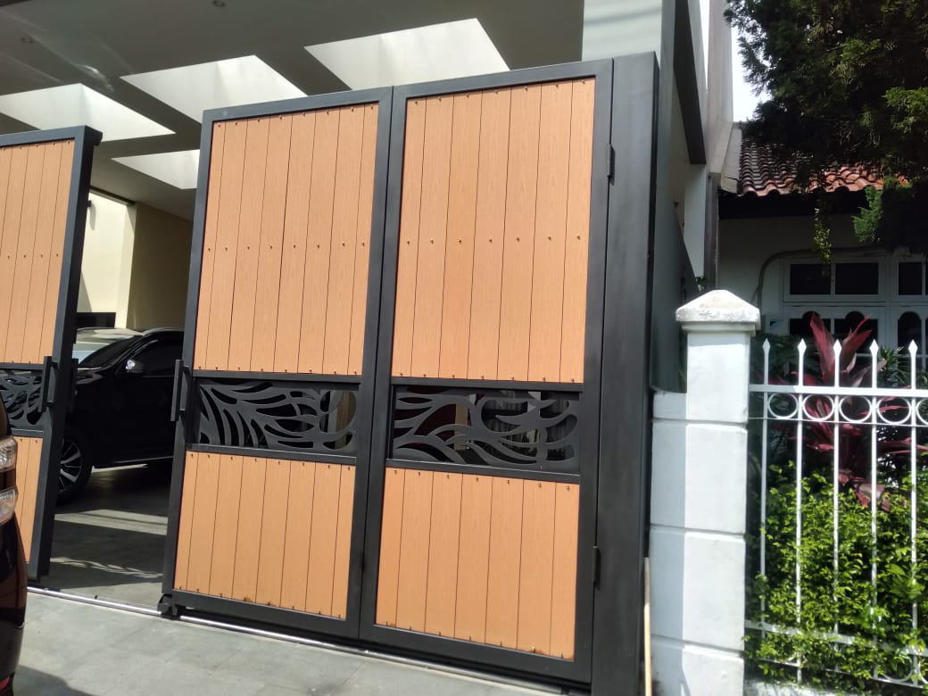 Pintu gerbang besi minimalis dengan panel motif kayu