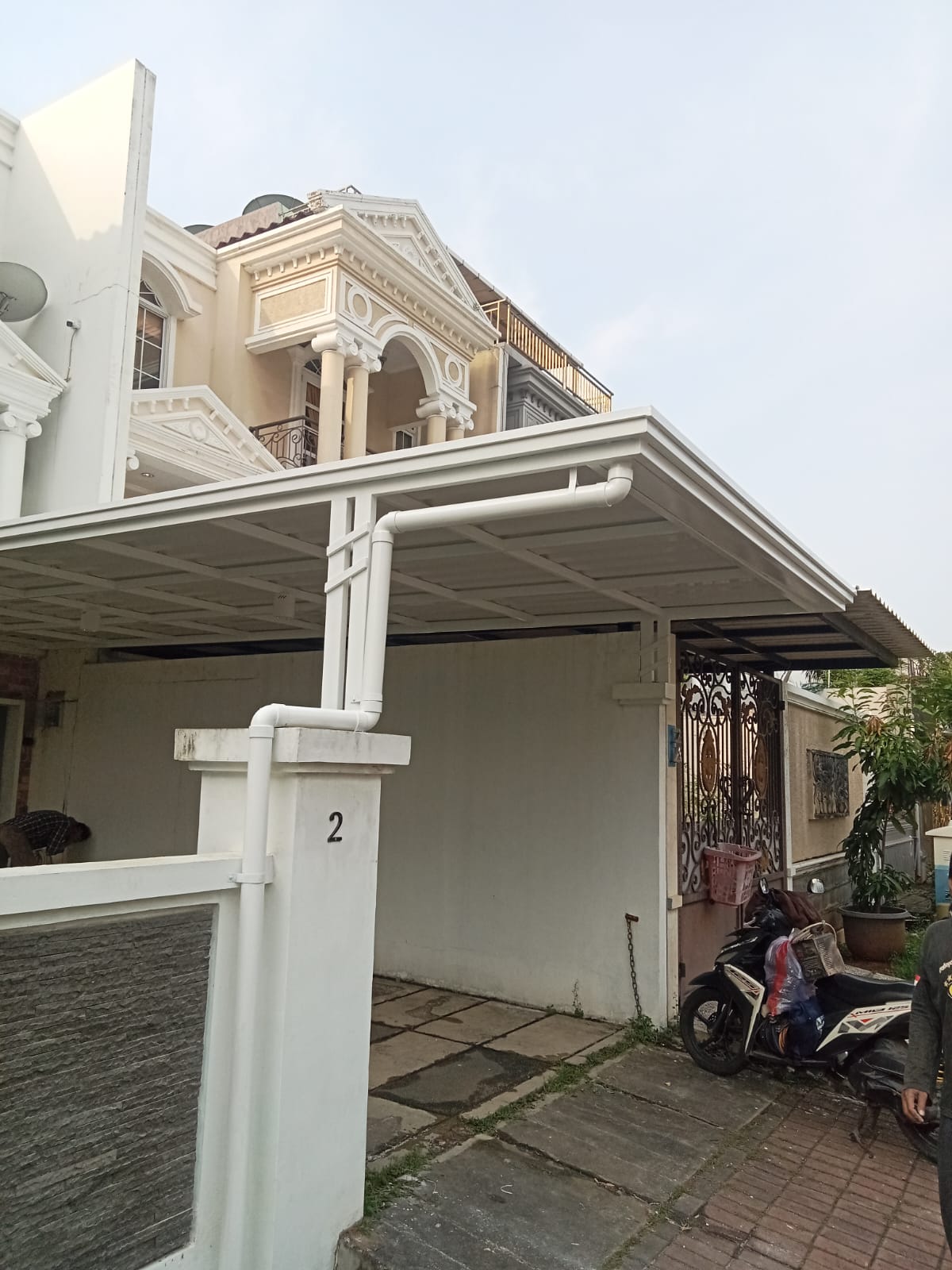 Kanopi carport rumah setelah pemasangan selesai