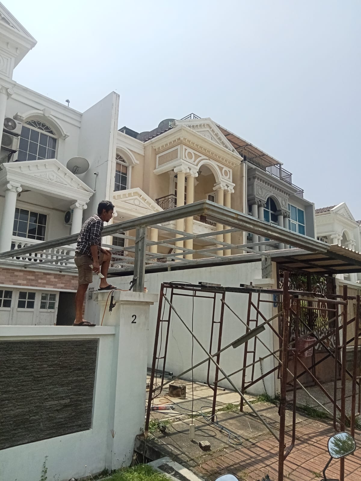Area carport rumah sebelum pemasangan kanopi