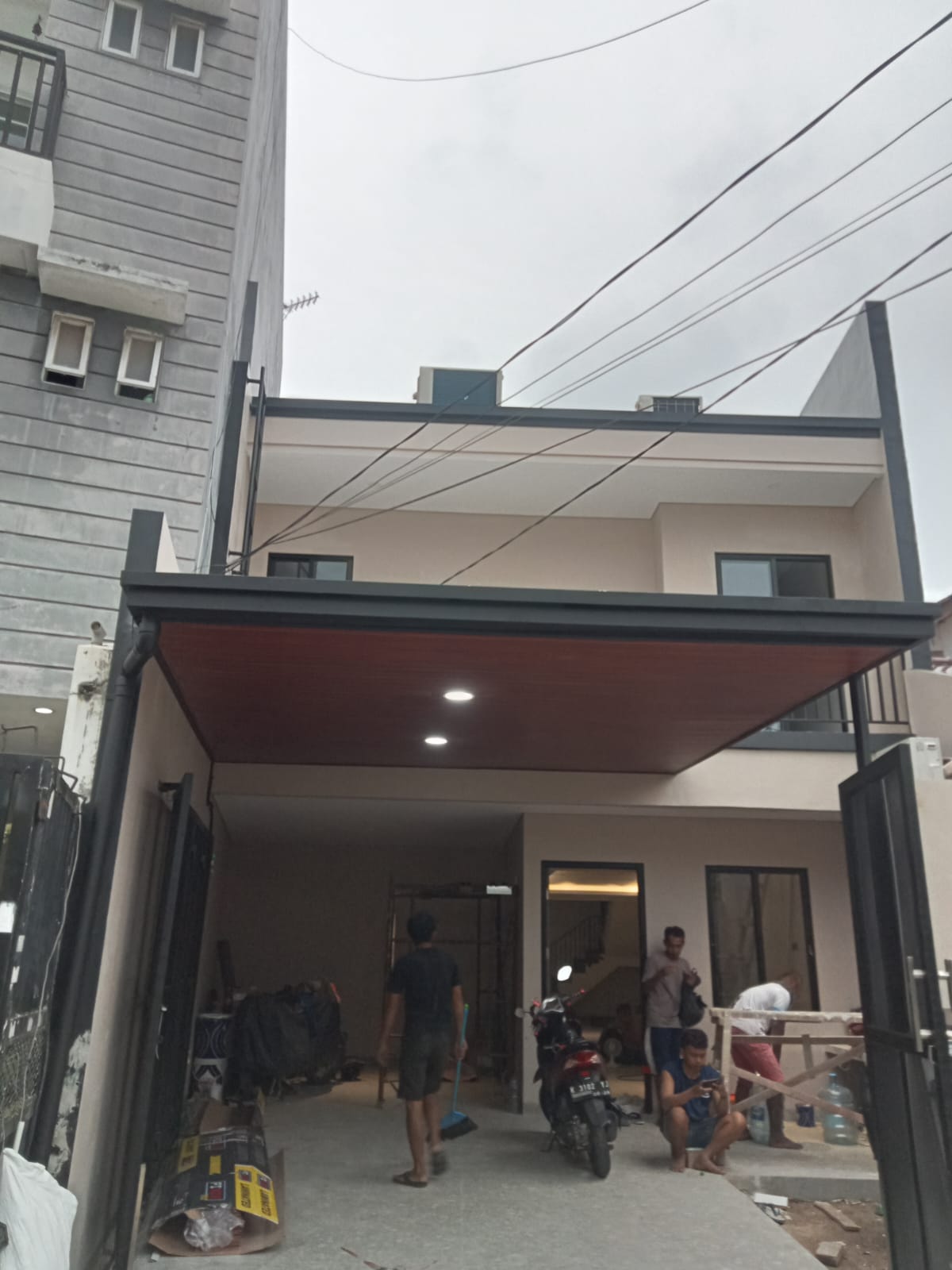 Kanopi depan rumah dengan plafon dan rangka besi