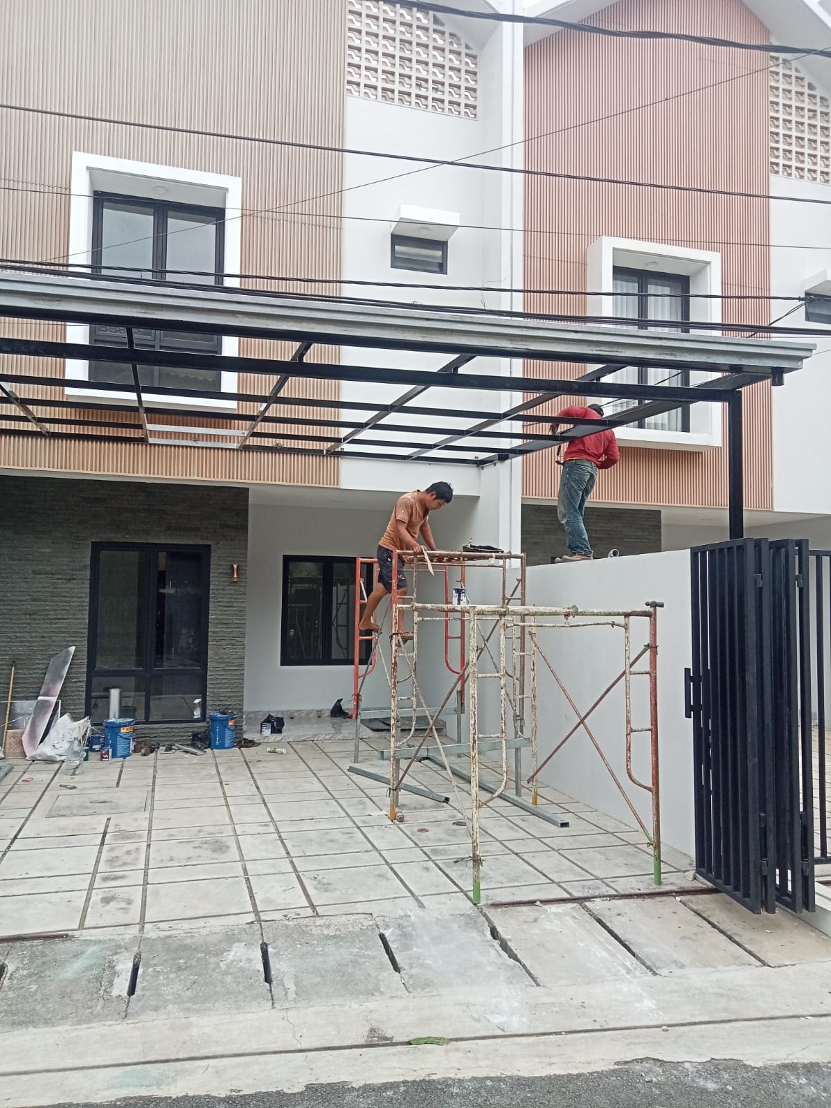 Pemasangan rangka kanopi depan rumah saat pengerjaan