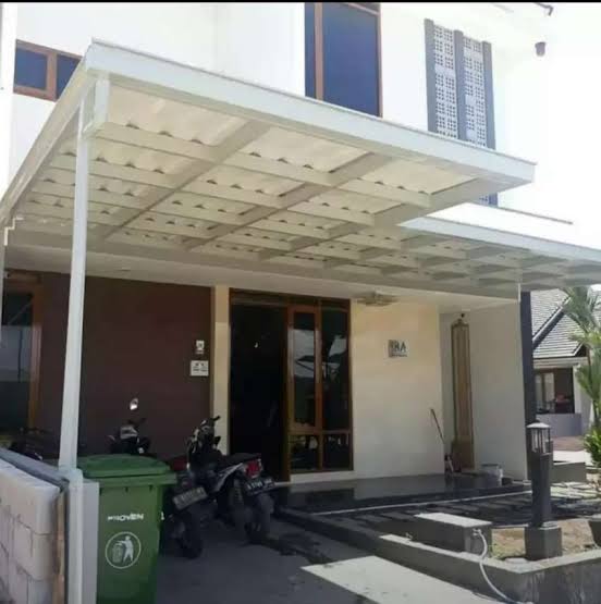Kanopi rumah dengan atap transparan dan rangka putih
