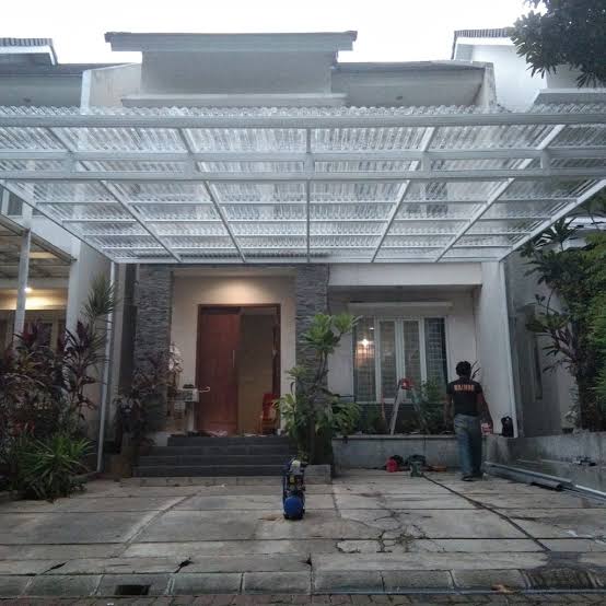 Kanopi balkon dan pagar rumah setelah pemasangan