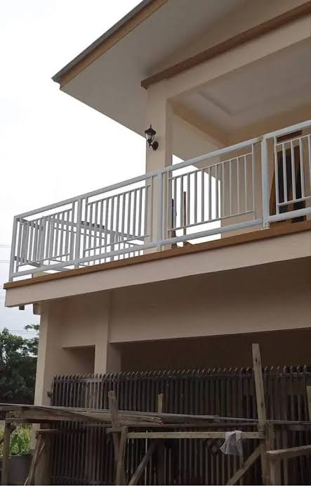 Railing balkon putih di lantai dua rumah