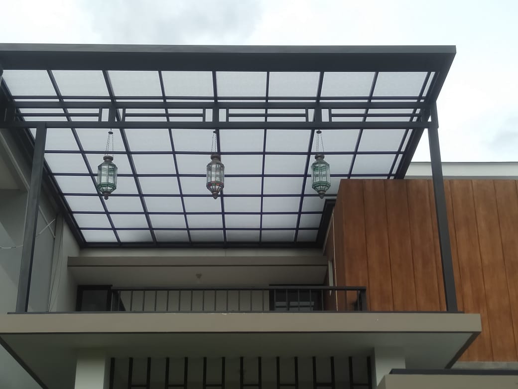 Rangka kanopi hitam dengan atap transparan dari bawah