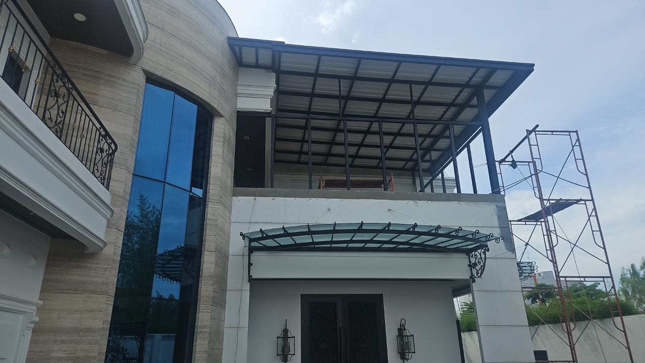 Kanopi melengkung di depan bangunan bertingkat