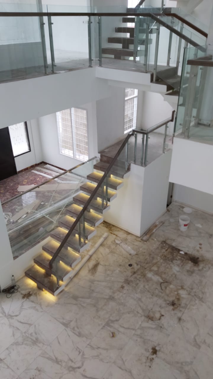 Railing tangga dan balkon putih di dalam rumah