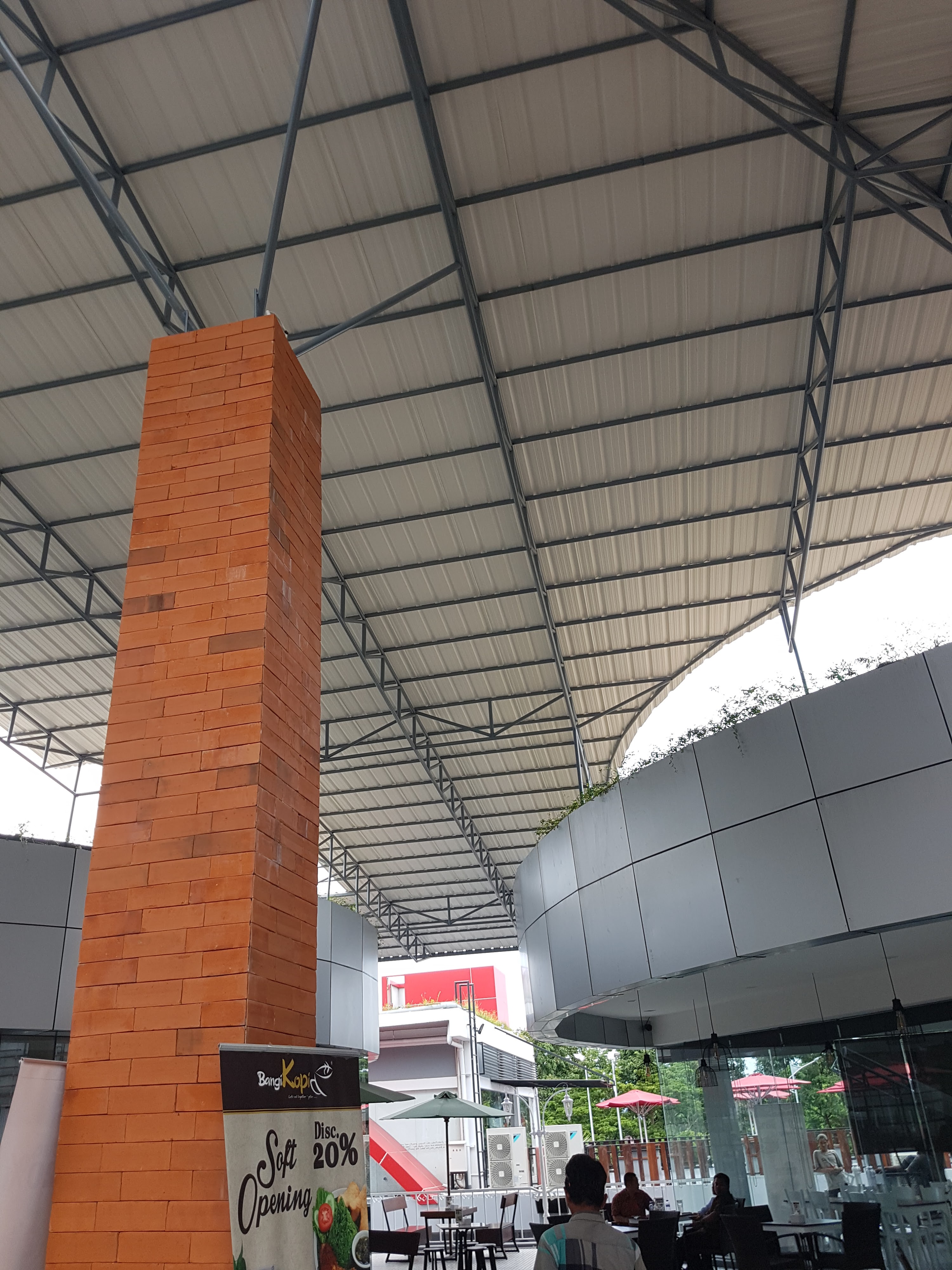 Kanopi rangka besi besar untuk area komersial